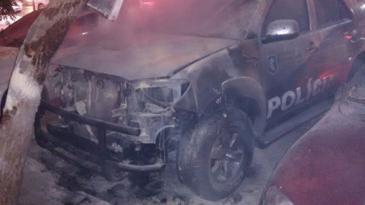 Viatura incendiada no 8° Distrito Policial do bairro de José Walter em Fortaleza (CE) - 15/11/2015