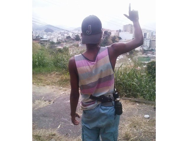 Traficantes usam redes sociais para zombar da morte de PM no Morro do Zinco, no Estácio (RJ)