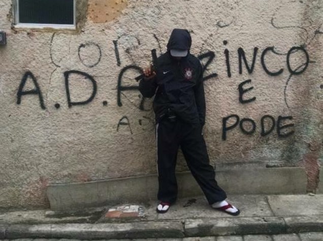 Traficantes do Rio exibem armas e postam provocações a PMs em redes sociais