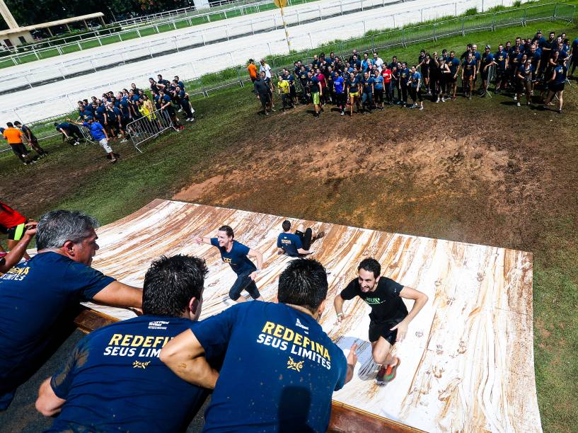 A edição da Bravus Race, realizada no Jockey Club de São Paulo contou com mais de 9 mil pessoas que passaram por 18 obstáculos em uma prova com muita lama e superação