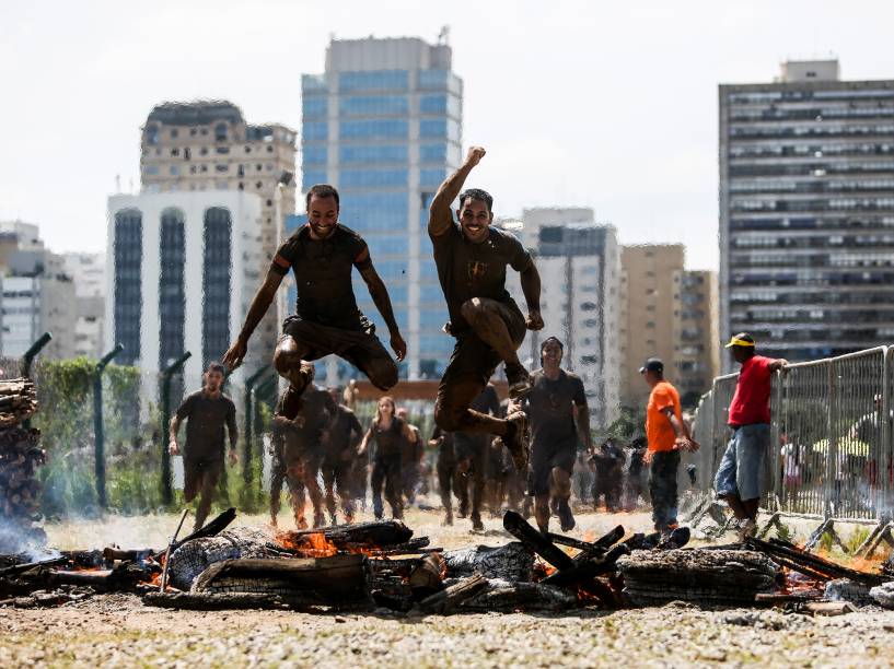 A edição brasileira da Bravus Race foi realizada no Jockey Club de São Paulo, neste domingo (20). O circuito teve 5km de lama e 18 obstáculos projetados com diferentes graus de dificuldade, exigindo resistência física e mental dos participantes