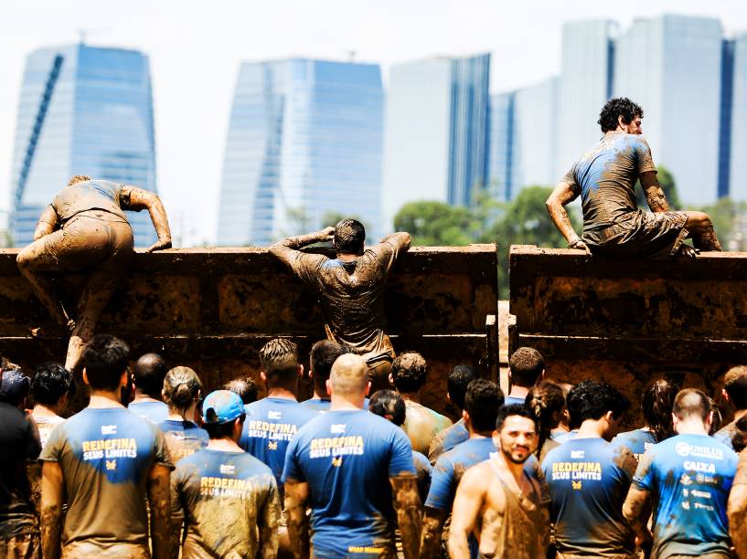 Bravus Race desafia corredores com 5km de lama e dezoito obstáculos, no Jockey Club de São Paulo, neste domingo (20)