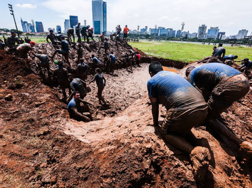 Bravus Race desafia corredores com 5km de lama e dezoito obstáculos, no Jockey Club de São Paulo, neste domingo (20)