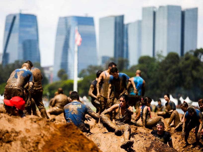 Bravus Race desafia corredores com 5km de lama e dezoito obstáculos, no Jockey Club de São Paulo, neste domingo (20)