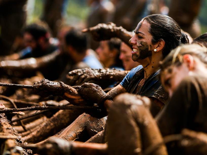 A edição da Bravus Race, realizada no Jockey Club de São Paulo contou com mais de 9 mil pessoas que passaram por 18 obstáculos em uma prova com muita lama e superação