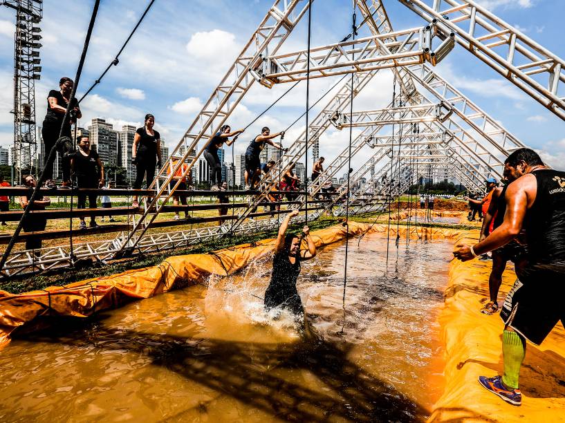 A edição da Bravus Race, realizada no Jockey Club de São Paulo contou com mais de 9 mil pessoas que passaram por 18 obstáculos em uma prova com muita lama e superação