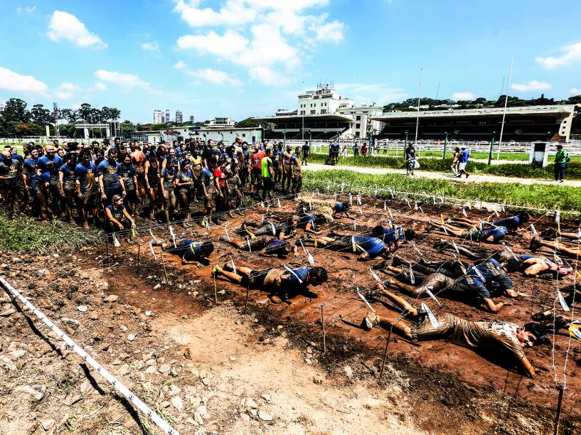 A edição da Bravus Race, realizada no Jockey Club de São Paulo contou com mais de 9 mil pessoas que passaram por 18 obstáculos em uma prova com muita lama e superação