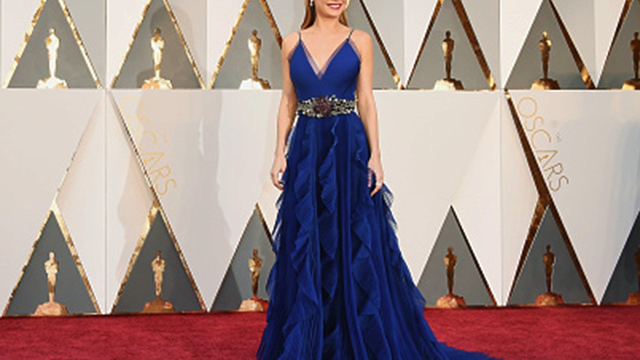 Favorita ao Oscar de melhor atriz, Brie Larson chega ao tapete vermelho