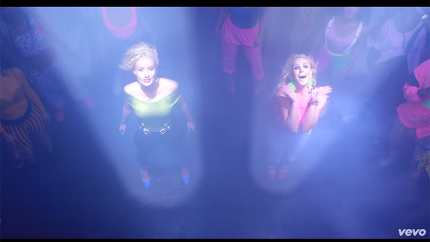 Britney Spears e Iggy Azalea são abduzidas em clipe de Pretty Girls