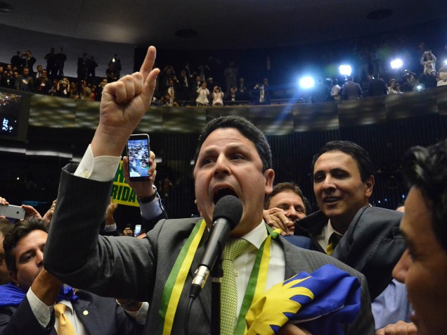 O deputado Bruno Cavalcanti de Araújo (PSDB-PE) dá voto decisivo para a abertura do processo de impeachment de Dilma Rousseff (PT), durante sessão da Câmara dos Deputados - 17/04/2016