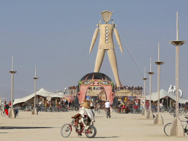 "O Homem", escultura de madeira que será queimada ao fim da festa, é visto no local do evento conhecido como "Playa", durante o "Burning Man 2015: Carnaval de Espelhos", no deserto de Black Rock, em Nevada