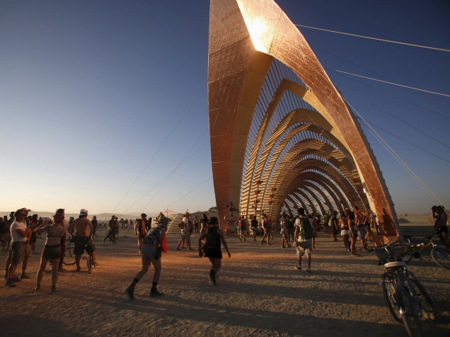Luz é refletida no "Templo da Promessa", durante o "Burning Man 2015: Carnaval de Espelhos", festival de música e arte que acontece no deserto de Black Rock, Nevada