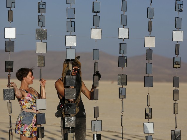Visitantes observam instalação artística em meio ao "Burning Man 2015: Carnaval de Espelhos". Cerca de 70.000 pessoas de todo o mundo se reúnem para passar a semana no deserto de Nevada durante o festival