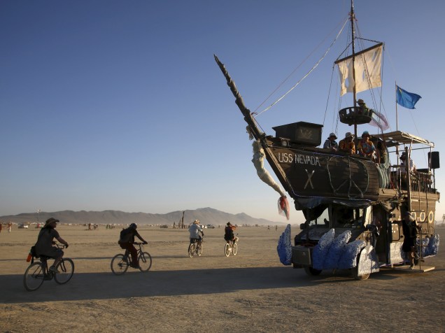 O veículo USS Nevada transporta participantes durante o "Burning Man 2015: Carnaval de Espelhos", festival de música e arte que acontece no deserto de Black Rock, Nevada