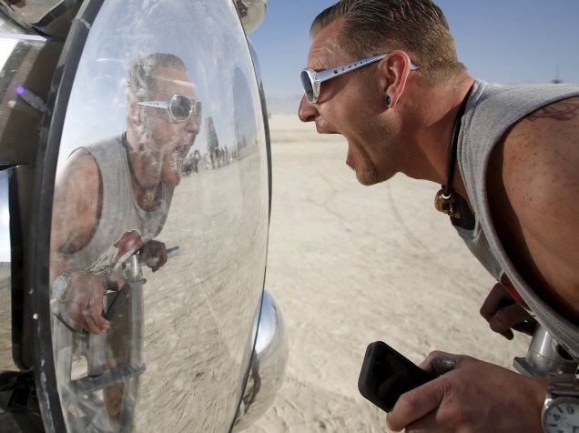 Participante interage com uma instalação artística em meio ao "Burning Man 2015: Carnaval de Espelhos". Cerca de 70.000 pessoas de todo o mundo se reúnem para passar a semana no deserto de Nevada durante o festival