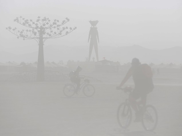 Areia levanta cobrindo o campo de visão durante o "Burning Man 2015: Carnaval de Espelhos". Cerca de 70.000 pessoas de todo o mundo se reúnem para passar a semana no deserto de Nevada durante o festival