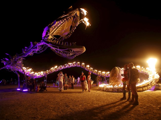 Pessoas observam a instalação artística "Mãe Serpente", durante o "Burning Man 2015: Carnaval de Espelhos". Cerca de 70.000 pessoas de todo o mundo se reúnem para passar a semana no deserto de Nevada durante o festival