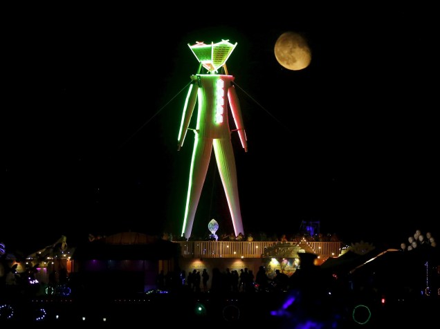 Lua é vista atrás da escultura de madeira que dá nome ao festival durante o "Burning Man 2015: Carnaval de Espelhos". A festa tradicional é marcada por música e arte, e acontece no deserto de Black Rock, Nevada