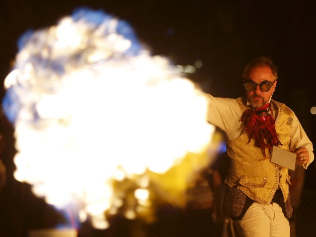 Homem dança controlando labaredas em apresentação no "Burning Man 2015: Carnaval de Espelhos". Cerca de 70.000 pessoas de todo o mundo se reúnem para passar a semana no deserto de Nevada durante o festival