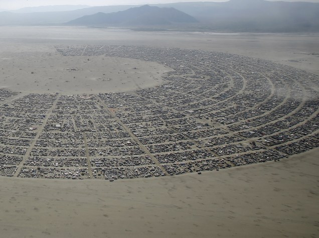Vista aérea do "Burning Man 2015: Carnaval de Espelhos". Cerca de 70.000 pessoas de todo o mundo se reúnem para passar a semana no deserto de Nevada durante o festival