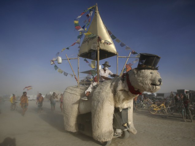Veículo em forma de urso polar é dirigido pelo "Burning Man 2015: Carnaval de Espelhos", festival de música e arte que acontece no deserto de Black Rock, Nevada