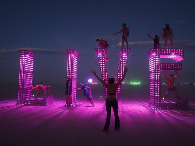 Participantes interagem com uma instalação artística em meio ao "Burning Man 2015: Carnaval de Espelhos". A festa tradicional é marcada por música e arte, e acontece no deserto de Black Rock, Nevada