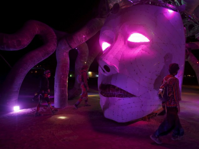 Participante interage com instalação artística representando Medusa em meio ao "Burning Man 2015: Carnaval de Espelhos". A festa tradicional é marcada por música e arte, e acontece no deserto de Black Rock, Nevada