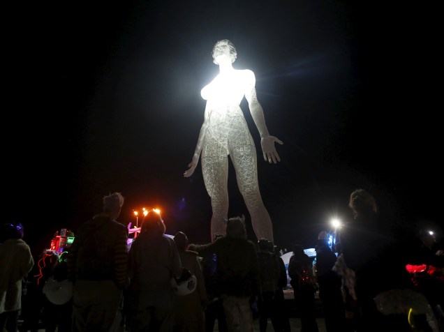 Participantes observam a instalação artística "R-Evolution", durante o "Burning Man 2015: Carnaval de Espelhos". Cerca de 70.000 pessoas de todo o mundo se reúnem para passar a semana no deserto de Nevada durante o festival