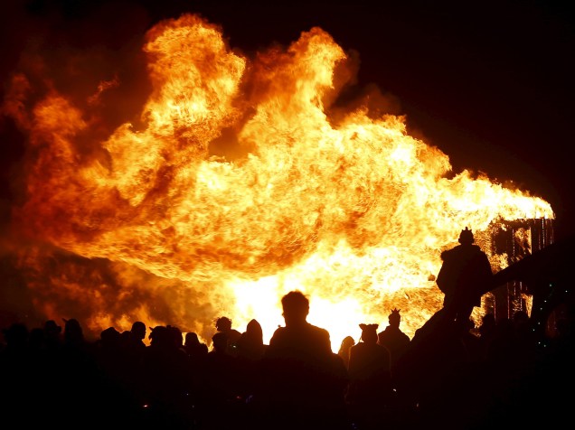 Participantes observam uma instalação artística em meio ao "Burning Man 2015: Carnaval de Espelhos". A festa tradicional é marcada por música e arte, e acontece no deserto de Black Rock, Nevada