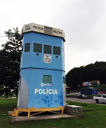 Cabine blindada abandonada na Avenida Brasil, em Guadalupe