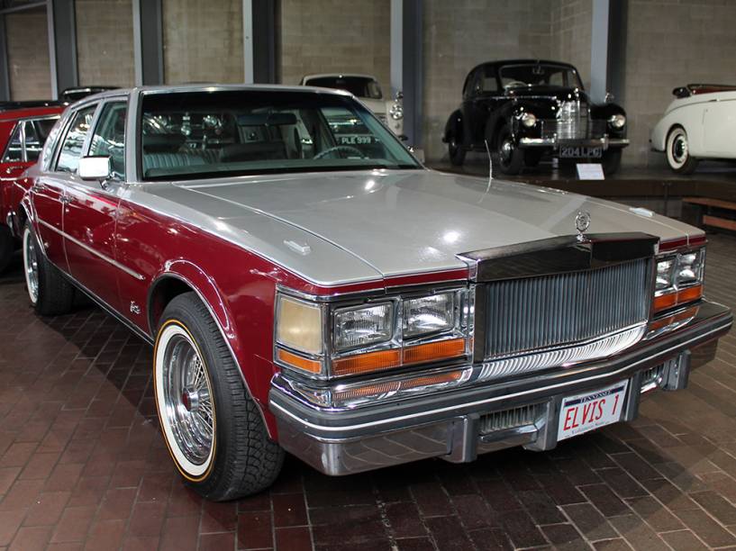 O Cadillac de Elvis Presley tem pintura em tons Borgonha e prata, motor V8 e câmbio automático