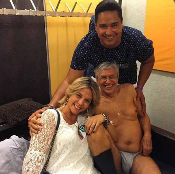Caetano, de cueca (!), recebe Carla Perez e Xandy em seu camarim no Festival de Montreux, na Suíça