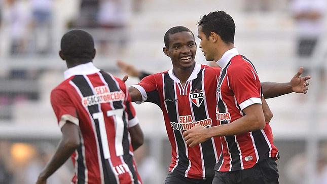 Jonathan Cafu comemora o gol de Alan Kardec que definiu a partida no Moisés Lucarelli