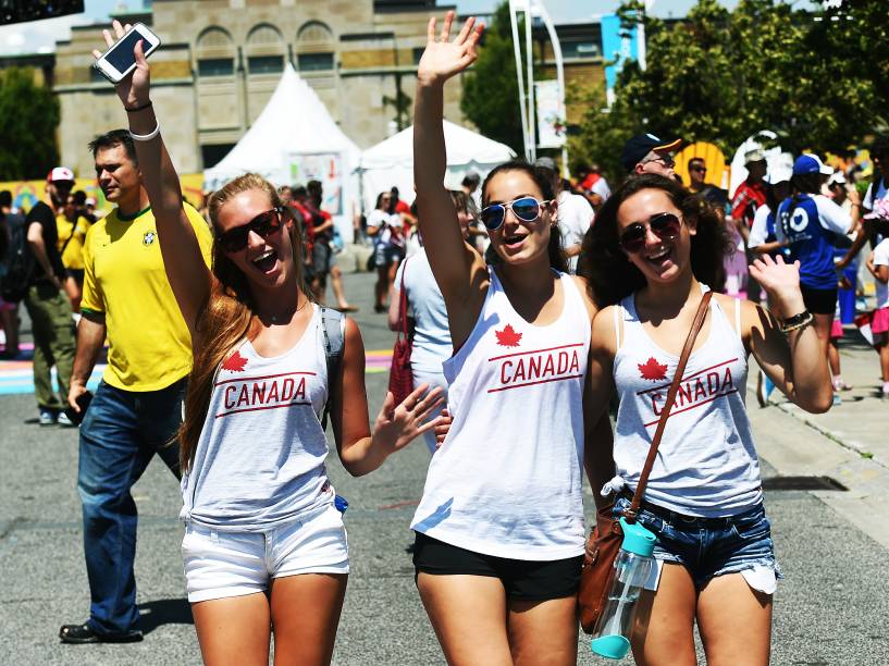 Turistas curtem o calor de Toronto