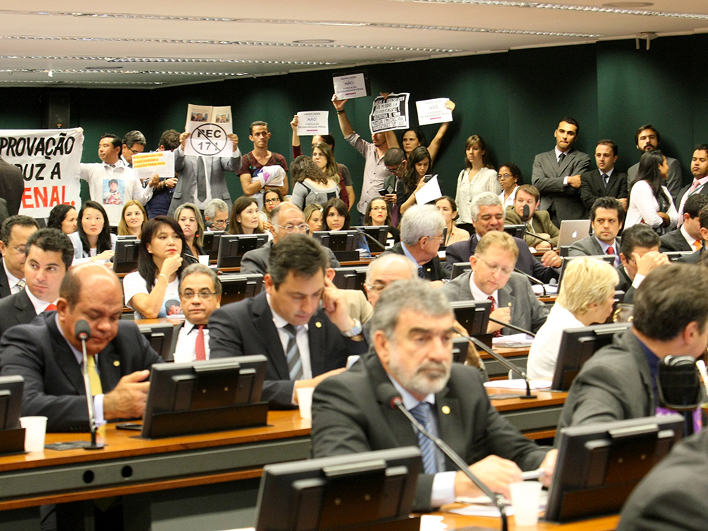 Manifestantes contrários e a favor se manifestam durante sessão da Comissão de Constituição e Justiça (CCJ) da Câmara, que discute a redução da maioridade penal