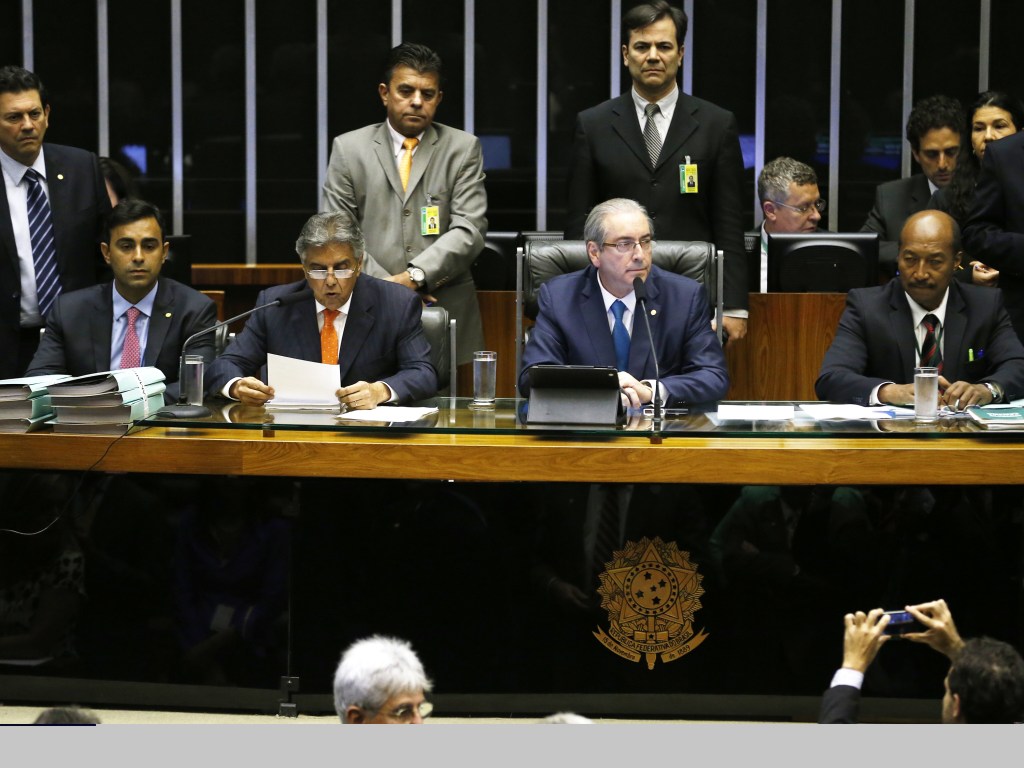 Beto Mansur lê em plenário o pedido de impeachment contra a presidente Dilma
