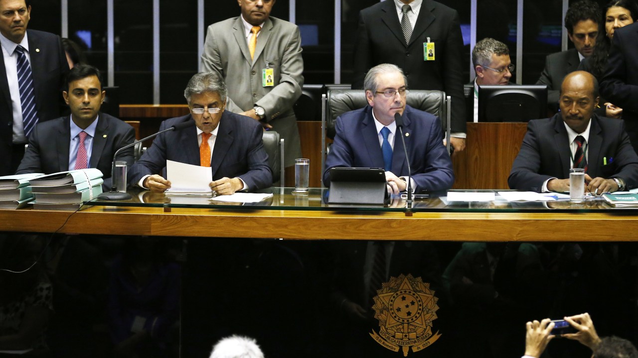 Beto Mansur lê em plenário o pedido de impeachment contra a presidente Dilma