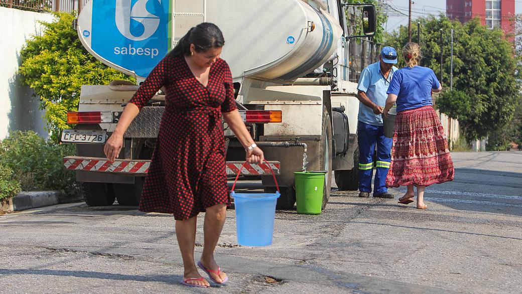 Moradores da Rua Niderau Flelix Machado, no bairro de Campo Grande, Zona Sul da cidade, estão sem abastecimento de água há quatro dias.