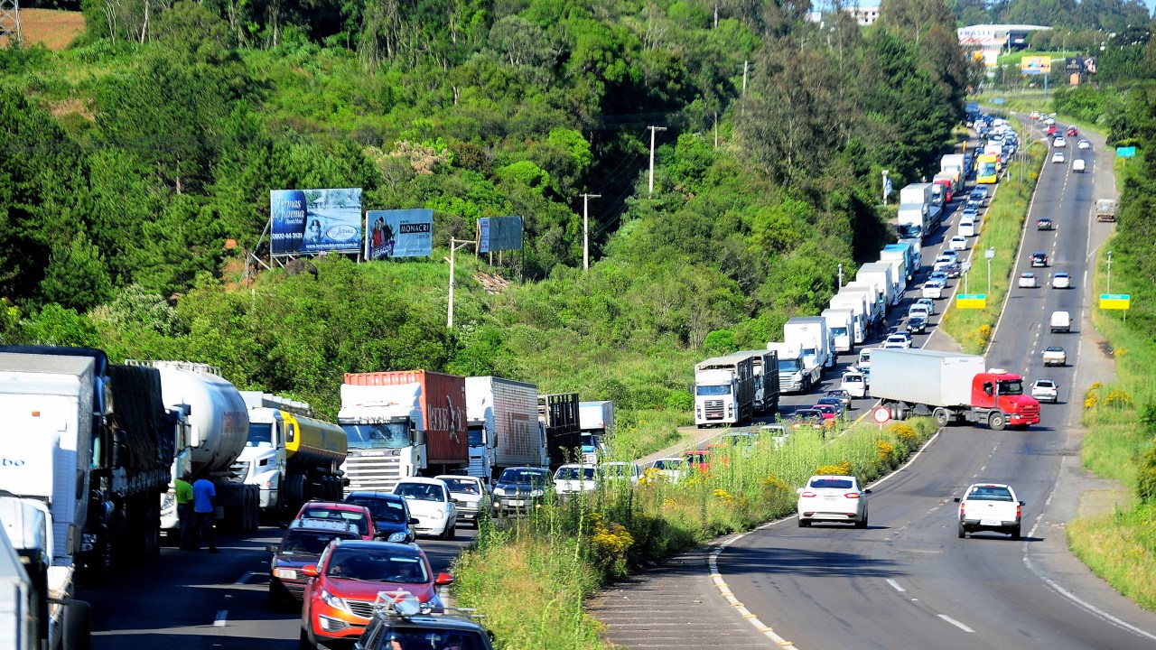 Caminhoneiros em greve bloqueiam rodovias federais pelo país