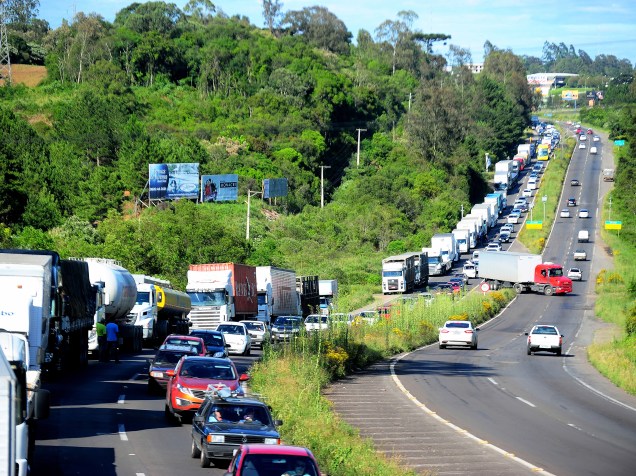 Em protesto, caminhoneiros bloqueiam uma faixa da ERS-122, em Caxias do Sul, no Rio Grande do Sul, nesta segunda-feira (09)