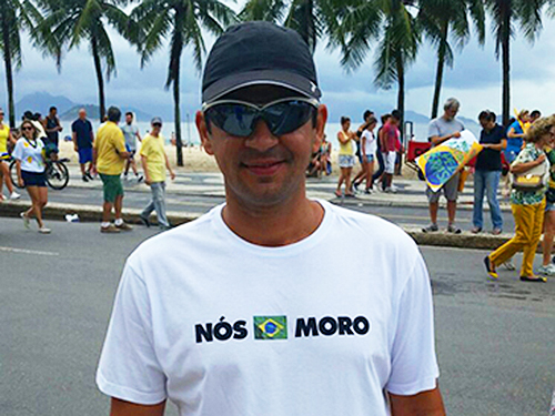 Camiseta pró-Moro é tendência em Copacabana