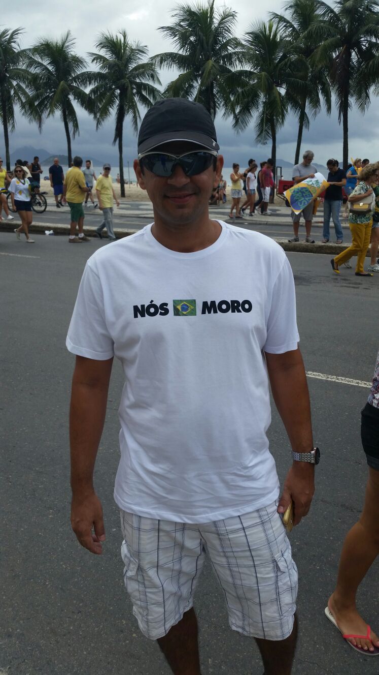 Camiseta pró-Moro é tendência em Copacabana (Cecília Rito/VEJA)