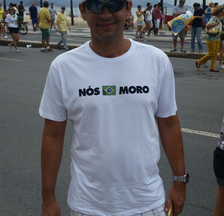 Camiseta pró-Moro é tendência em Copacabana (Cecília Rito/VEJA)