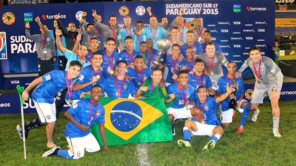 Seleção brasileira sub-17 posa com a taça do Sul-Americano, conquistada em Luque, no Paraguai