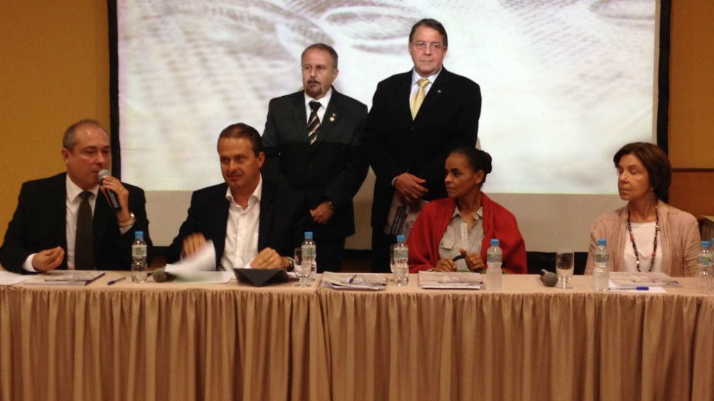 Eduardo Campos, candidato a presidente da República do PSB, e Marina Silva, candidata a vice, debatem propostas de reforma tributária com auditores no Rio