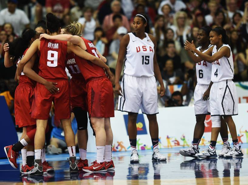 Apoiada pela torcida, a seleção canadense feminina de basquete conquista medalha de ouro ao derrotar as rivais dos Estados Unidos