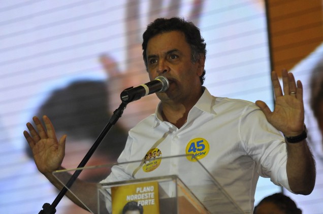 O candidato à Presidência da República pelo PSDB, Aécio Neves, durante evento realizado em Salvador (BA), neste sábado (23)