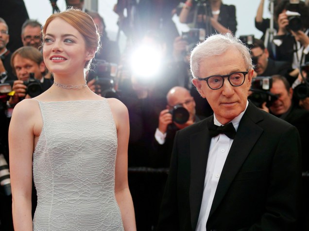 O diretor Woody Allen e a atriz Emma Stone posam no tapete vermelho na 68ª edição do Festival de Cannes
