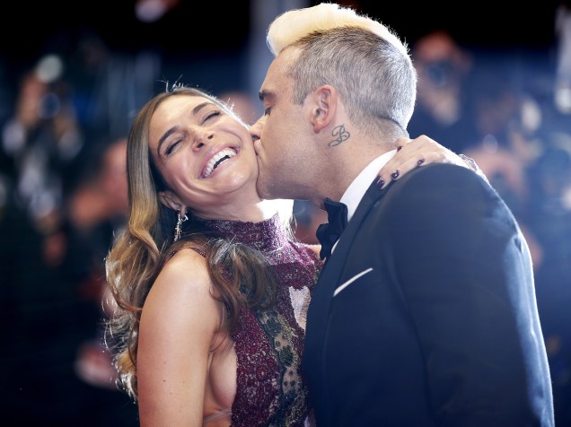 Robbie Williams beija sua esposa no tapete vermelho de Cannes