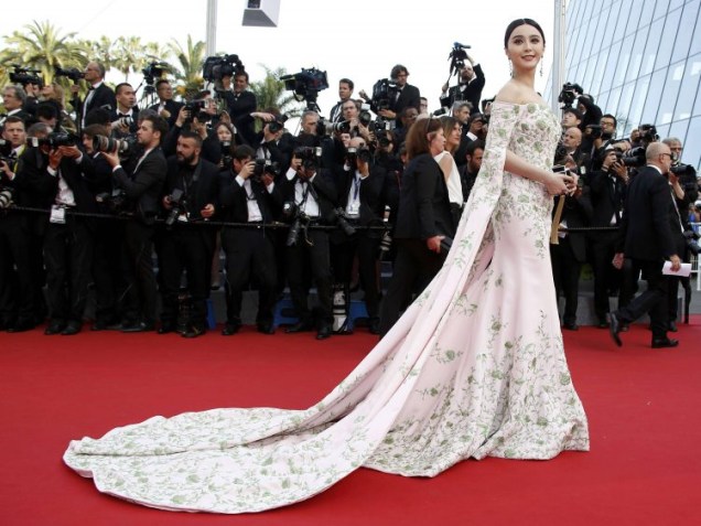A atriz Fan Binbing posa no tapete vermelho durante a cerimônia de abertura do Festival de Cannes